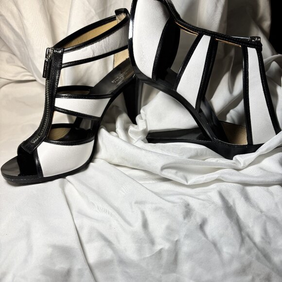 Women's Michael Kors Berkley T Strap Leather Shoe Size 9 Medium - Picture 3 of 6